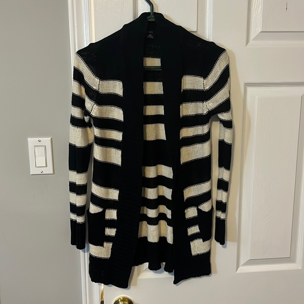 ✨2 for $10✨Majora(Fairweather) Black and white cardigan